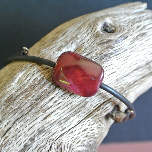 Bracelet perle agate rouge-rose fuchsia sur fil à mémoire de forme et buna cord