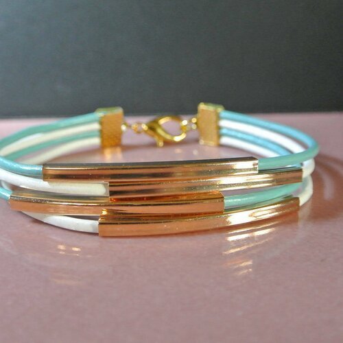 Bracelet 18,8 mm 4 brins de cuir 2 mm turquoise et blanc, longue perle tube courbe dorée,
