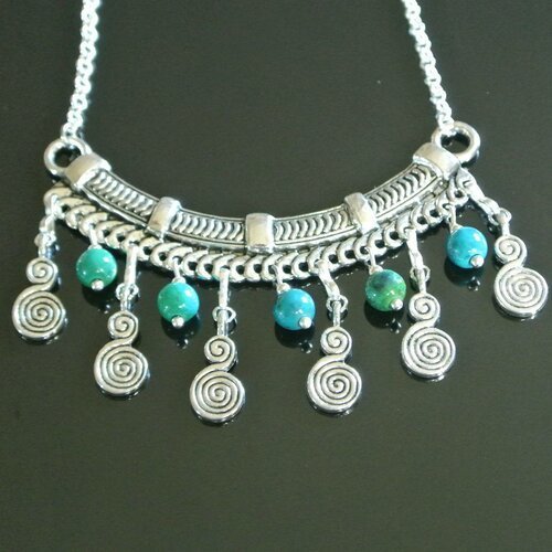Collier plastron perles 6 mm chrysocolle vert-bleu et pendants spirale en s, support croissant et chaîne argentés