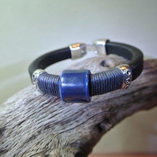 Bracelet  20 cm cuir noir épais perle céramique bleu sombre, cordon ciré gris, perles argentées