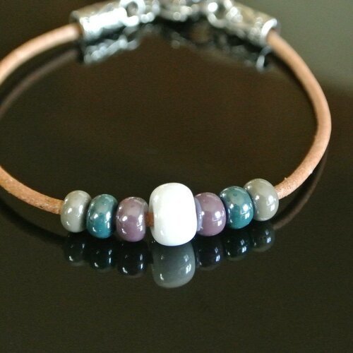 Bracelet 18 cm perles verre blanc, violet, vert, taupe sur cordon cuir camel clair, mousqueton