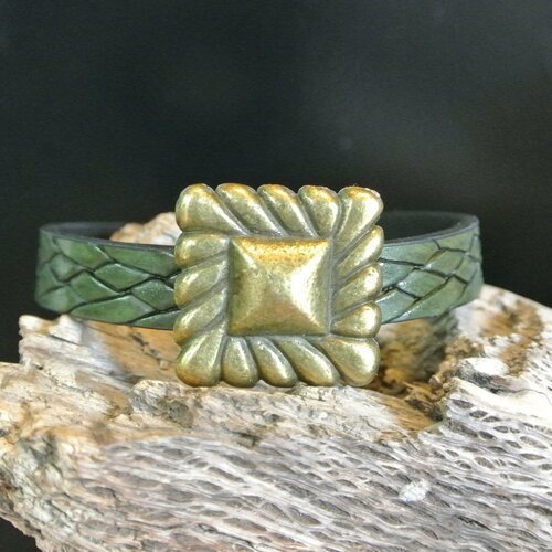 Bracelet 18 cm perle bronze carrée sur cordon vert imitation cuir