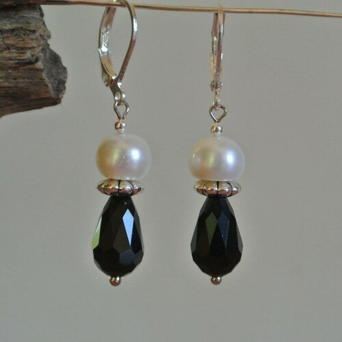 Boucles d'oreilles perle d'eau douce blanche au-dessus d'une perle goutte verre à facettes noire