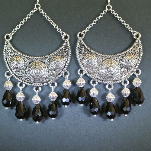 Boucles d'oreilles 5 perles gouttes verre à facettes noires sur imposant connecteur croissant, chaînette métal argenté et crochet 