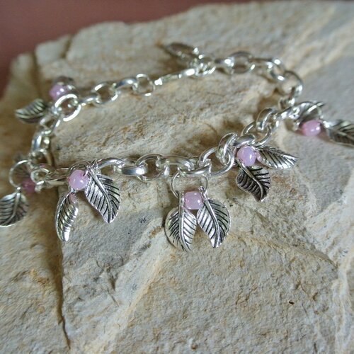Bracelet maille ovale argentée, jolies breloques feuilles incurvées, perle rocaille rose, mousqueton