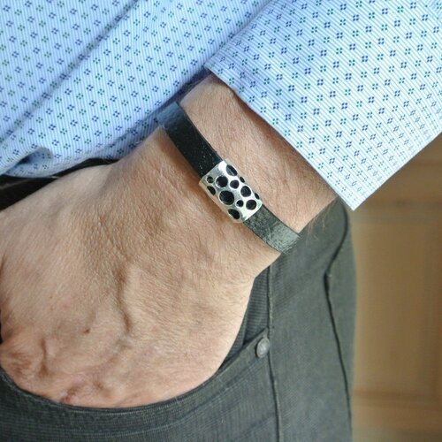 Bracelet homme 20,6 cm, perle tube argentée ajourée de cercles, cordon de cuir plat 10 mm noir