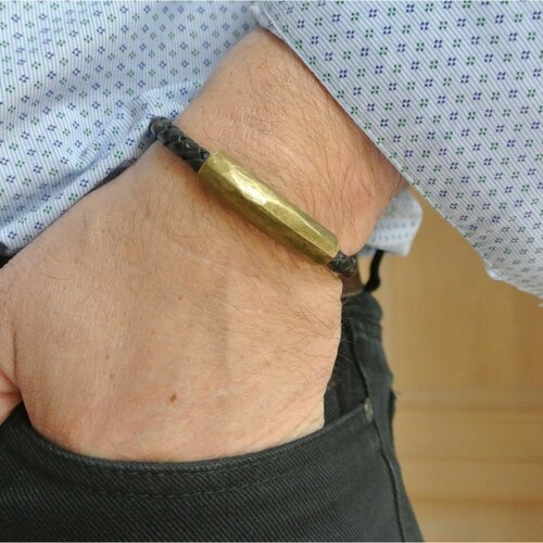 Bracelet 20 cm perle bronze tube courbe martelé sans motif 4 cm sur un cordon rond noir tressé
