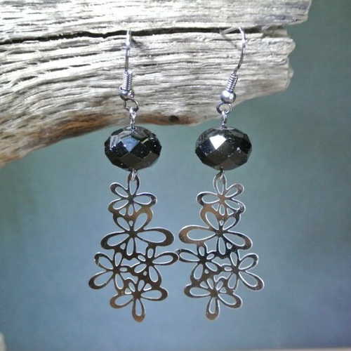 Boucles d'oreilles perles en verre noir à facettes sur une très fine breloque grappe de fleurs en acier 