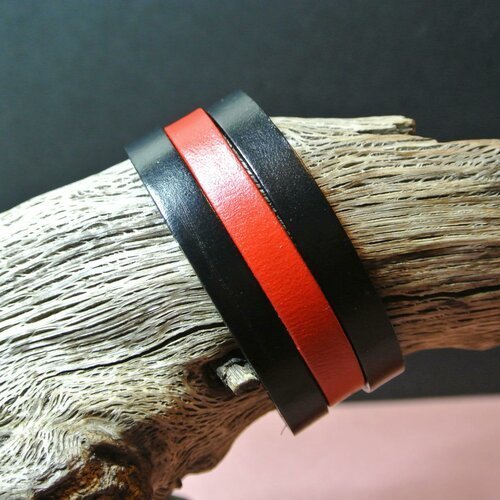 Bracelet manchette 25 mm, 3 cordons cuir 8 mm 2 noirs enserrant un rouge, fermoir mousqueton acier