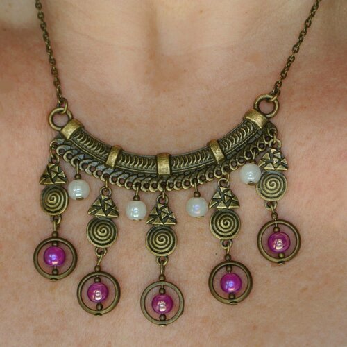 Collier plastron alternance perles verre violet et bronze sur support croissant métal 