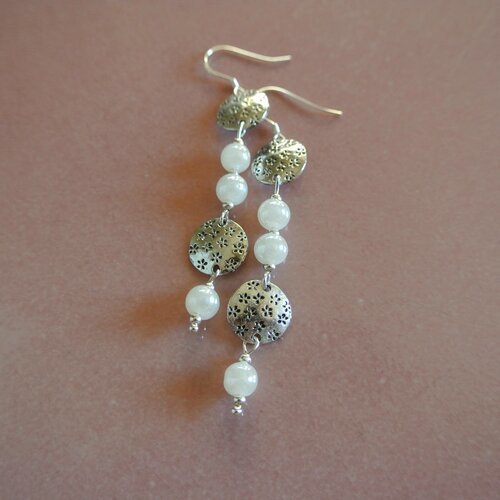 Boucles d'oreilles perles verre blanc irisé et connecteurs boucliers fleurs en métal couleur argent                     