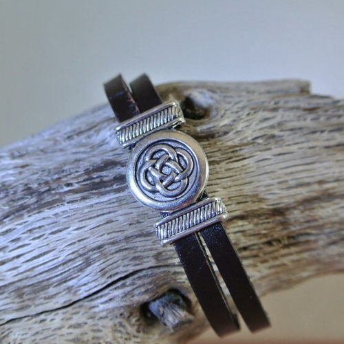 Bracelet mixte 19,3 cm 2 brins cuir marron 5 mm et perle motif noeud, fermoir à crochet clip