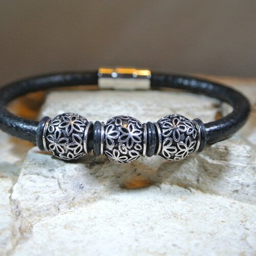 Bracelet homme 20,5 cm sur cordon cuir noir 5 mm et 3 perles passantes rondes à motif floral en métal argenté