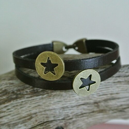Bracelet 18,8 cm 2 cordons de cuir marron 5 x 2 mm et 2 passants bronze forme ronde avec une étoile évidée, fermoir à crochet