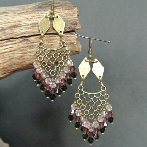 Boucles d'oreilles petites perles en verre toupies violet, noir et rose sur un joli support bronze motif 