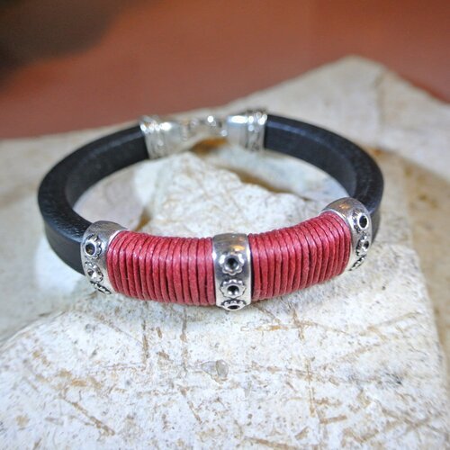 Bracelet homme 20 cm cordon cuir noir épais, 3 perles passantes 3 fleurs et cordon ciré rouge enroulé, fermoir à crochet