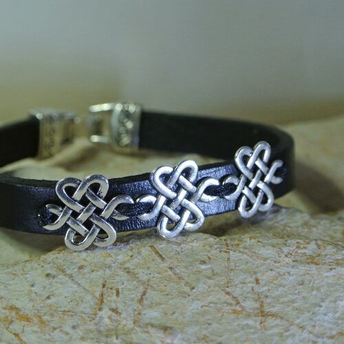 Bracelet 20,3 cm cordon cuir noir 9 mm, 3 connecteurs celtiques métal argenté, fermoir à crochet 