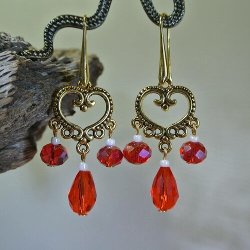 Boucles d'oreilles support coeur métal doré, perles de verre à facettes rouge-orangé, crochet hameçon