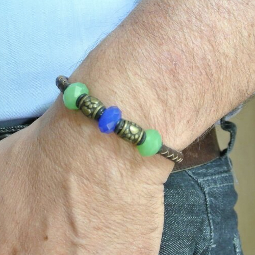 Bracelet 20,5 cm perles verre facettes vert et bleu foncé, bronze, sur cordon cuir marron, mousqueton