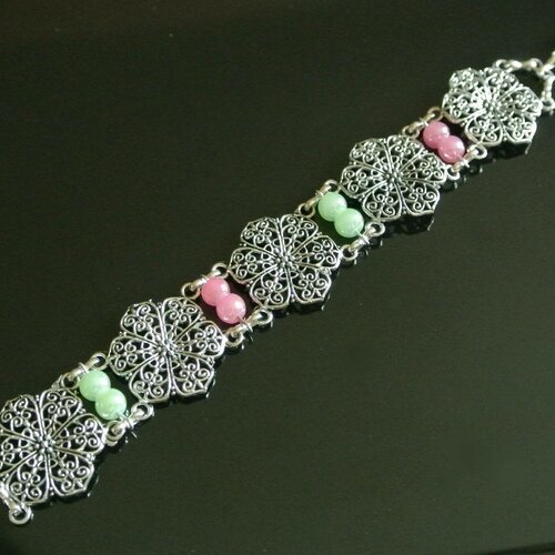 Bracelet femme 19,5 cm perles verre vert, rose et connecteurs fleurs en métal platine