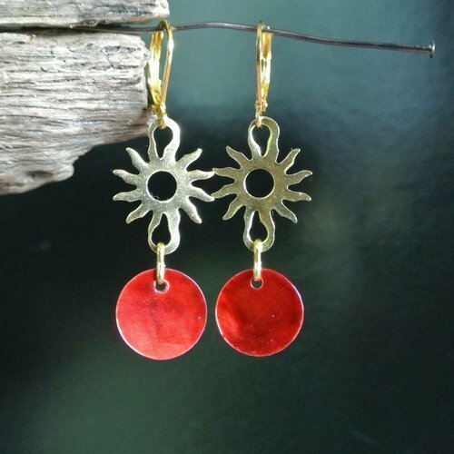 Boucles d'oreilles sequin en nacre rouge sur support cuivre en forme de soleil en métal doré, crochets dormeuses