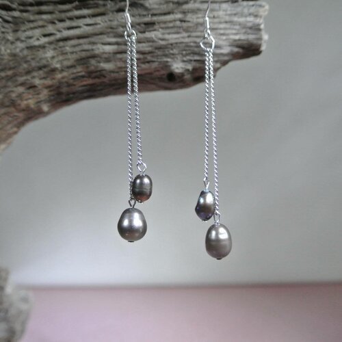 Boucles d'oreilles 2 pendants dissymétriques perles noires d'eau douce sur fine chaîne argentée, crochet argent 925