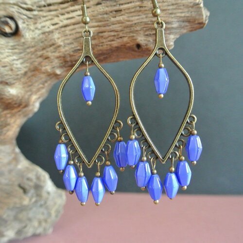 Boucles d'oreilles bohème perles double cône bleu irisé sur un support bronze forme navette, crochets hameçons