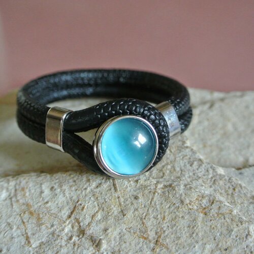 Bracelet 20 cm cordon polyuréthane peau de serpent noir, bouton snap bleu turquoise
