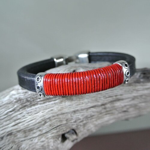 Bracelet homme 20,5 cm cuir épais noir et cordon de cuir rouge, perles passantes à fleurs