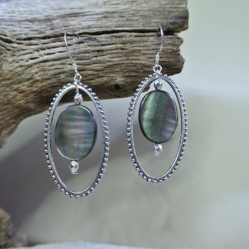 Boucles d'oreilles perle ovale nacre grise dans un cercle ovale en métal argent, crochet hameçon argent 925