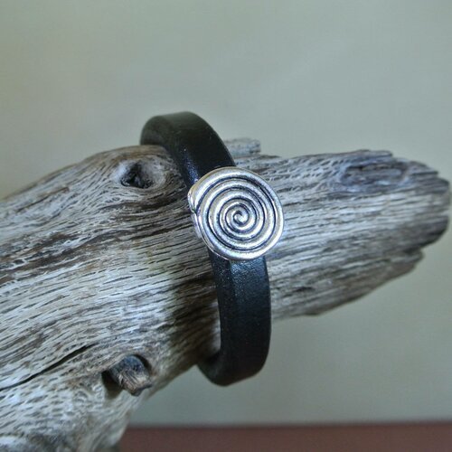 Bracelet 18,7 cm cuir noir épais, perle passante motif fil enroulé en métal argenté vieilli, fermoir à crochet clip