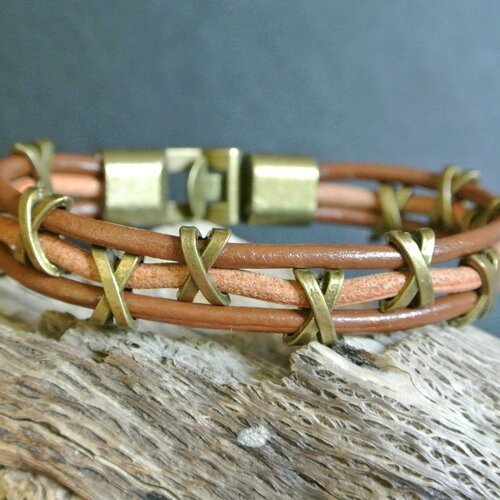 Bracelet 19,7 cm 3 brins de cuir rond roux et camel, perles en x et fermoir à crochet en métal couleur bronze 