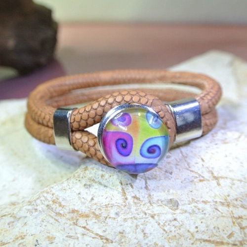Bracelet mixte cordon effet peau de serpent camel, bouton pression en verre motif abstrait spirale multicolore, 21 cm 