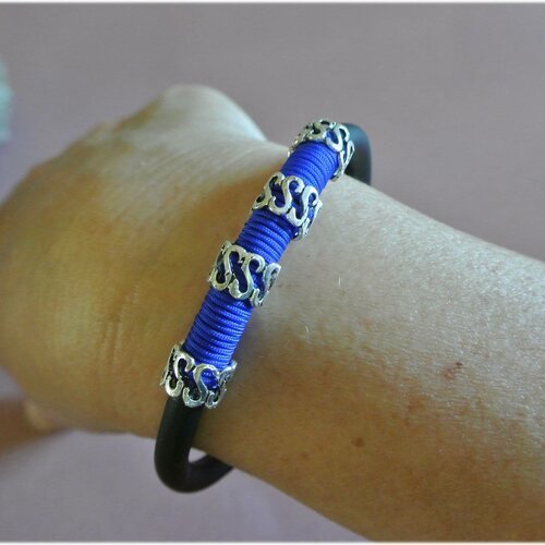 Bracelet 20 cm 4 perles métal argenté en s en alternance avec cordon bleu éclatant sur support buna cord noir, fermoir