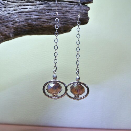 Boucles d'oreilles argentées perle cristal mauve irisée dans perle cadre ovale, chaîne