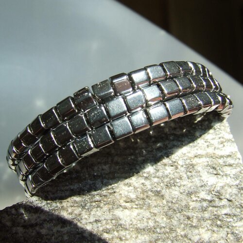 Bracelet 3 rangs perles cubiques verre argent sur fil à mémoire de forme, diamètre 55-60 