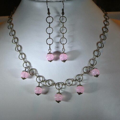 Parure collier et boucles d'oreilles composés de perles verre rose sur chaîne gros maillons bronze