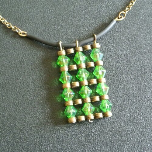 Collier pendentif 48 cm boulier perles verre toupie vert irisé sur 4 rangs, support et chaîne métal bronze