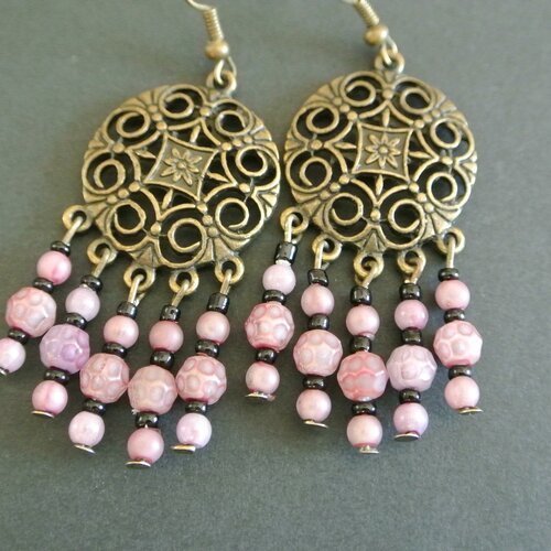 Boucles d'oreilles sur un joli support rond convexe, 5 pendants perles acrylique vieux rose