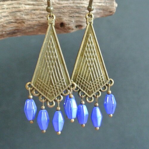 Boucles d'oreilles support art déco bronze forme losange dissymétrique, perles verre losange bleu
