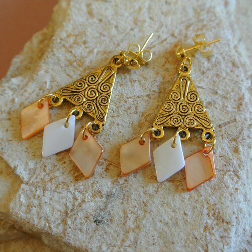 Boucles d'oreilles pendants nacre forme losange orange-blanc sur connecteur triangle doré  
