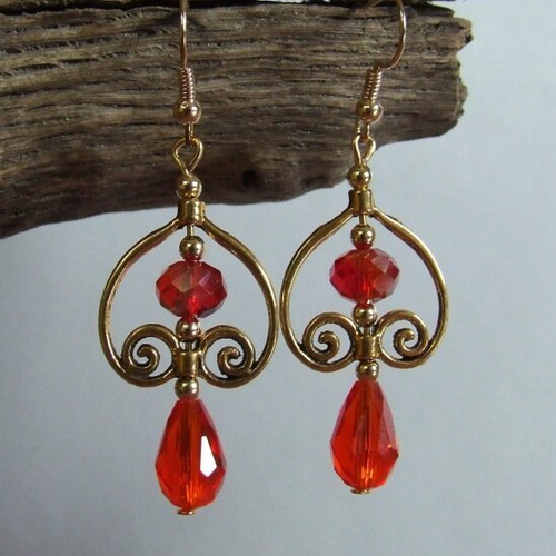 Boucles d'oreilles perles verre rouge-orangé sur support arabesque doré 