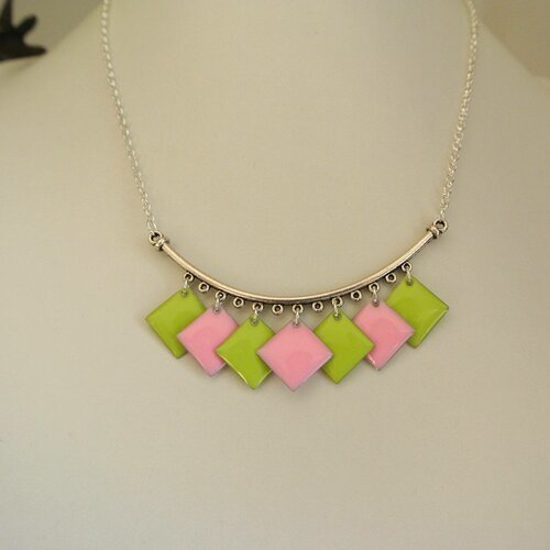Collier de fleurs style vintage - France