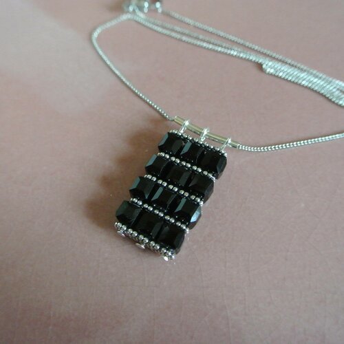 Collier pendentif boulier perles cubiques verre noir biseauté 4 rangs, chaîne très fine