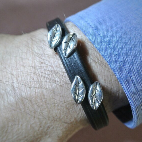 Bracelet homme 20 cm cuir noir épais et jolies perles passantes motif fleurs, fermoir crochet à clip