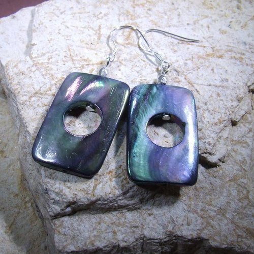 Boucles d'oreilles perle, forme géométrique, en nacre irisée de beaux reflets bleus, mauves, verts 
