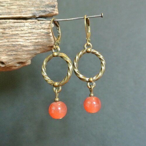 Boucles d'oreilles perle verre rouge-orangé pastèque sur support anneau torsadé bronze