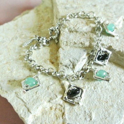Bracelet 18 cm maille ronde 6 mm argentée, perles aventurine verte et verre noire dans cadre argenté