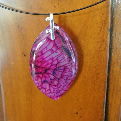 Collier pendentif constitué d'une très belle agate effet aile de papillon, forme navette, couleur mauve, rose 