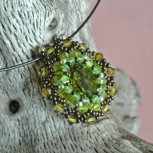 Pendentif perles de verre et de cristal tissées et verre central taillé, tons vert et brun cuivré, tour  de cou câblé